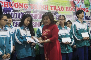 Trao 150 suất học bổng Phó Thủ tướng tặng học sinh, sinh viên nghèo nhân dịp Tết