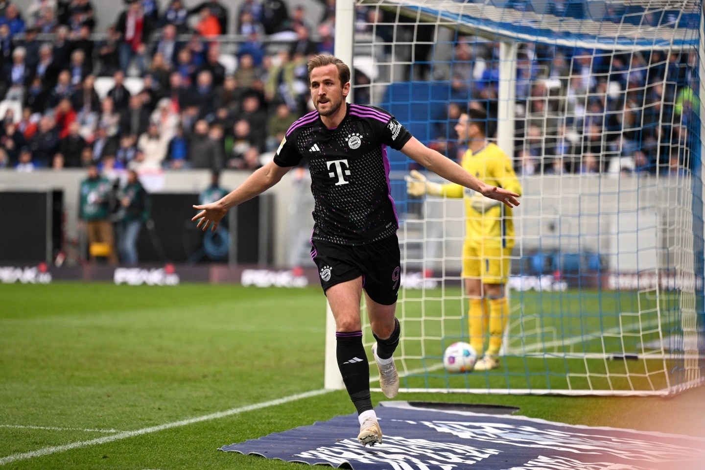 Harry Kane phá kỷ lục tồn tại 60 năm ở Bundesliga, Bayern Munich thắng đậm - 1