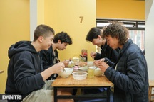 Quán phở gà giá 10 năm không đổi, khách Tây khen ngon nhất Hà Nội