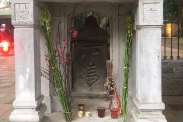 Chuyên gia lên án “bệnh” bạ đâu thắp hương cúng đó của người Việt