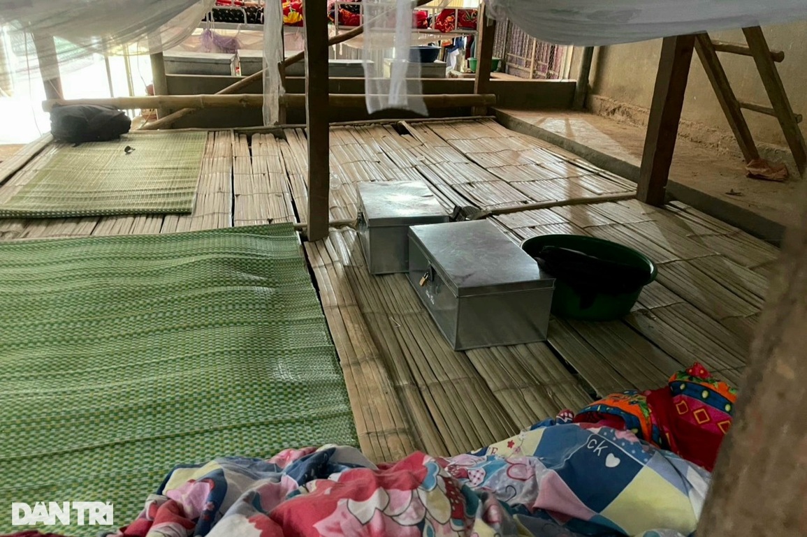 Xót xa gần một trăm học sinh nghèo nằm sạp gỗ, giường tre bám trường - 8 Xót xa gần một trăm học sinh nghèo nằm sạp gỗ, giường tre bám trường - 8