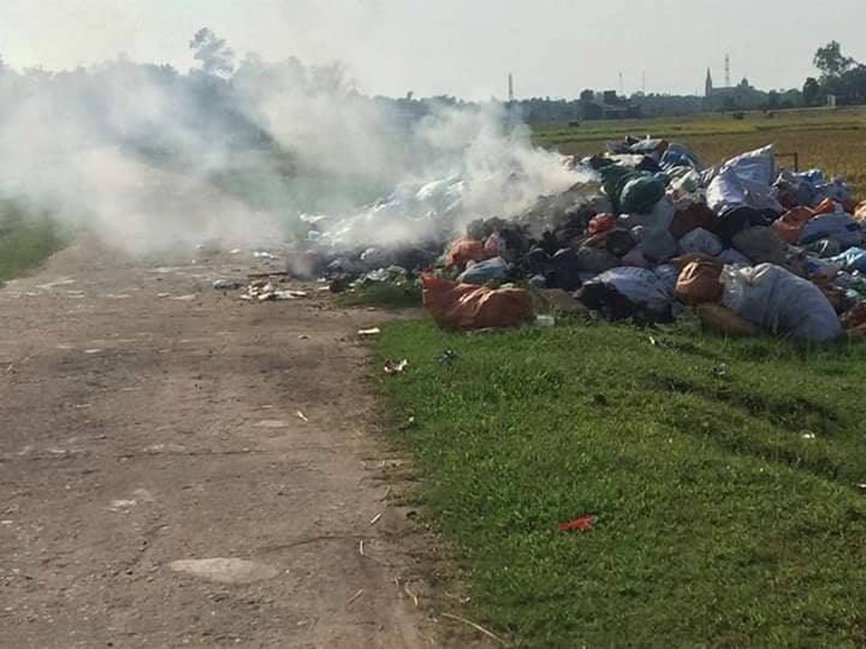 Hà Tĩnh: Khói đốt rác giăng như sương mù bẫy người đi đường - 8 Hà Tĩnh: Khói đốt rác giăng như sương mù bẫy người đi đường - 8