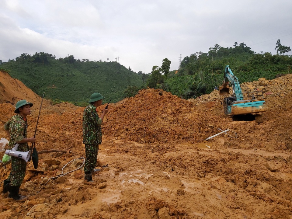 Từ 15h chiều nay tạm dừng mọi hoạt động tìm kiếm tại Rào Trăng 3 - 7 Từ 15h chiều nay tạm dừng mọi hoạt động tìm kiếm tại Rào Trăng 3 - 7