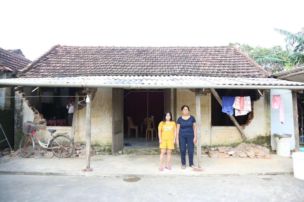 Mẹ ung thư chăm con thiểu năng trí tuệ trong căn nhà sập từng mảng - 3 Mẹ ung thư chăm con thiểu năng trí tuệ trong căn nhà sập từng mảng - 3