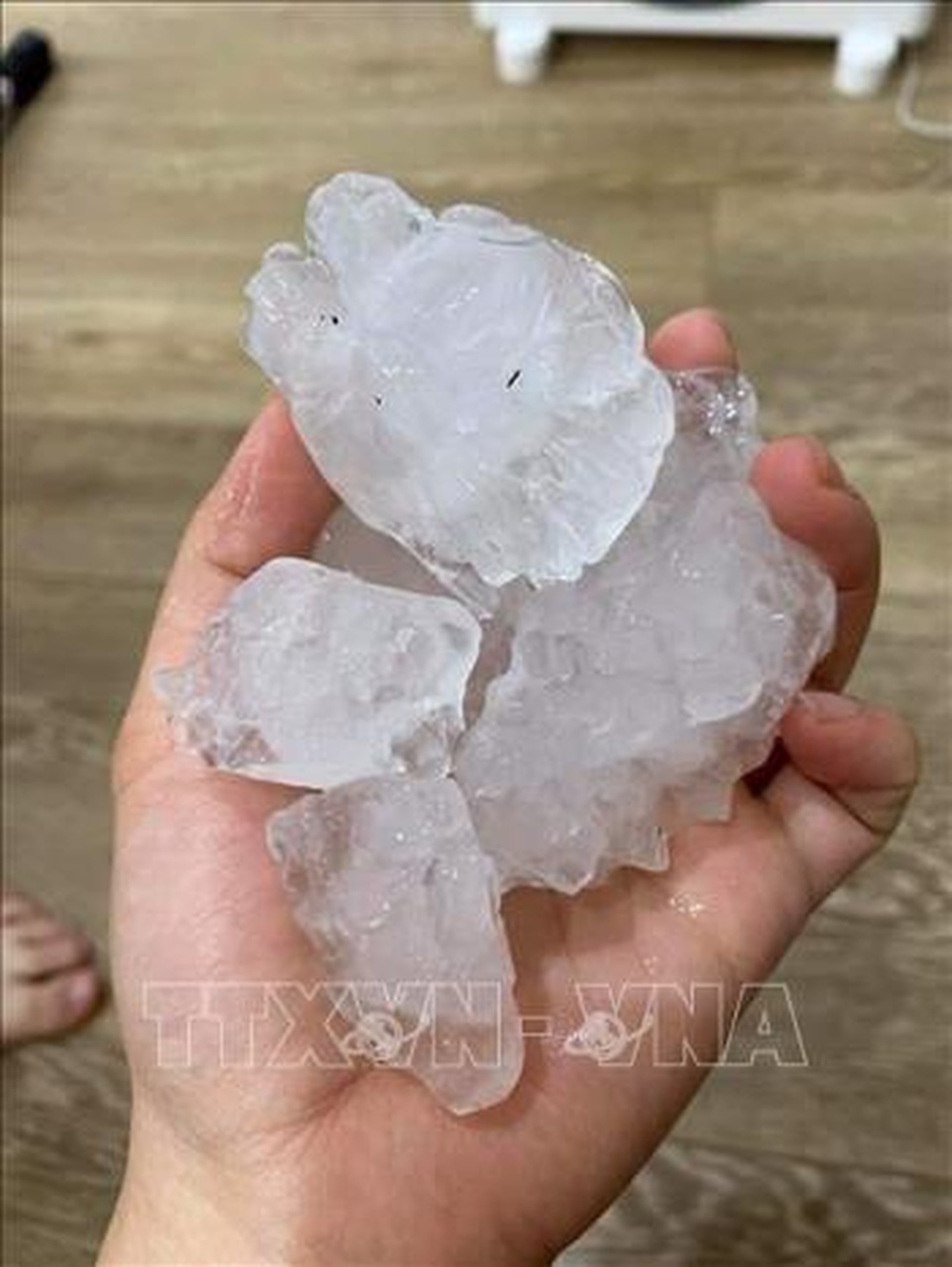 Mưa đá to hiếm thấy rơi thủng mái nhà, vỡ kính ô tô - 2 Mưa đá to hiếm thấy rơi thủng mái nhà, vỡ kính ô tô - 2