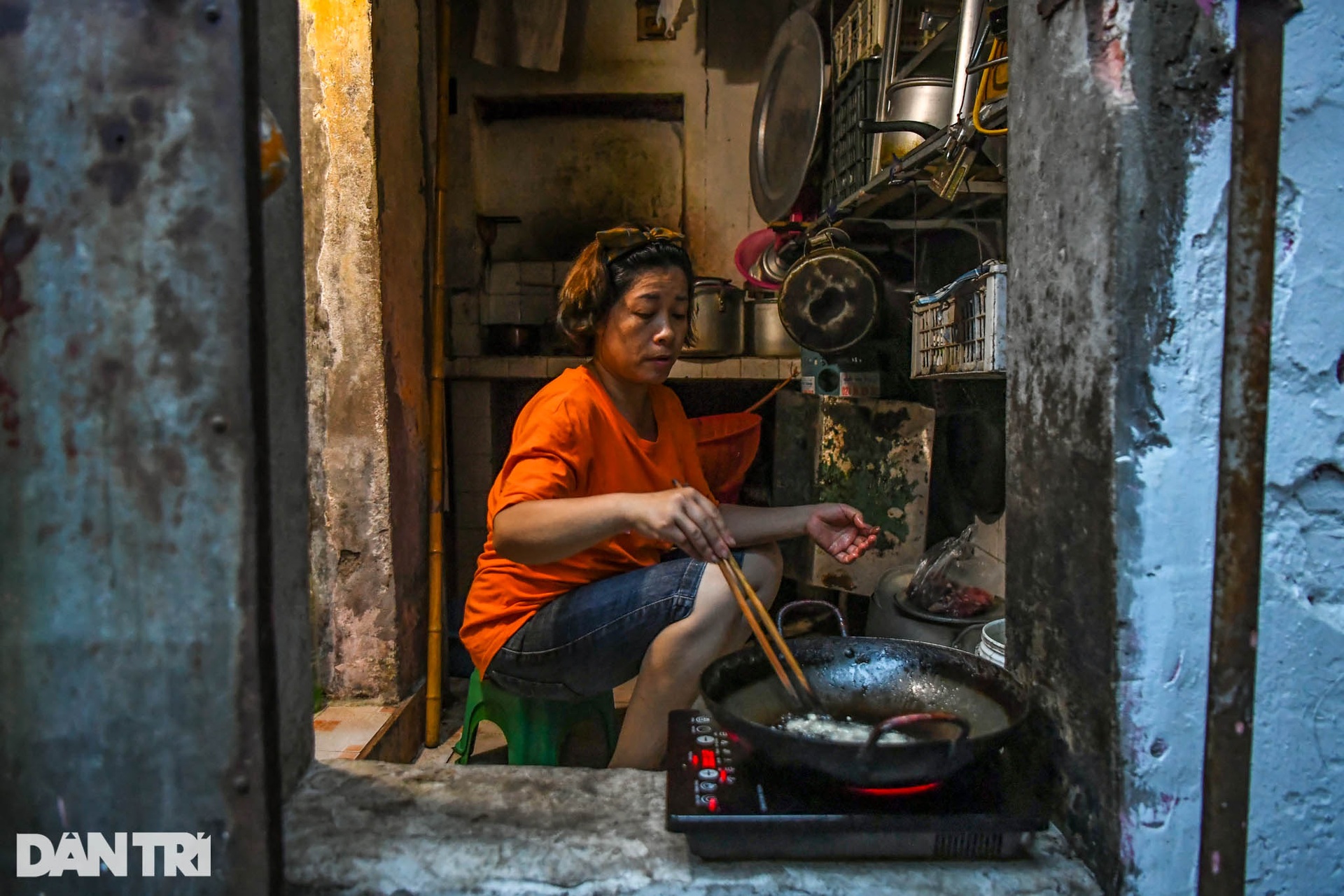 Bên trong khu nhà gỗ 70 tuổi thường trực nỗi lo tai nạn, chập cháy ở Hà Nội - 18 Bên trong khu nhà gỗ 70 tuổi thường trực nỗi lo tai nạn, chập cháy ở Hà Nội - 18