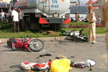 Xe bồn mất phanh, 5 người chết và bị thương