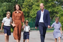 Ngưỡng mộ cách vợ chồng hoàng tử William nuôi con nhỏ