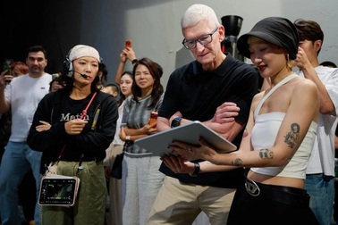 iPhone Air "cháy hàng" sau khi CEO Tim Cook đến Trung Quốc