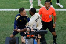 Đòi xem VAR, cựu sao Man Utd nhận cái kết cực đắng từ FIFA