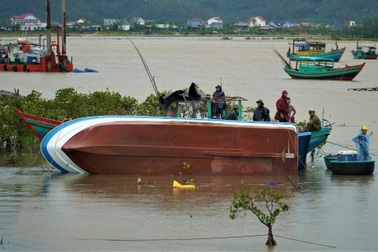 Hàng loạt tàu thuyền của ngư dân bị bão Kajiki nhấn chìm, "đánh" tan nát