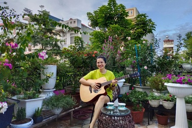 Vườn hoa vỏn vẹn 20 mét vuông ngập tràn sắc màu của nữ kế toán Bắc Giang