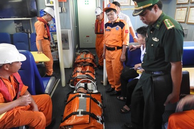 Vượt sóng dữ, xuyên đêm cứu hai thuyền viên bị nạn trên vùng biển Hoàng Sa