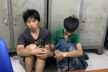 Người phụ nữ bị cướp điện thoại trên tay khi đang dò đường