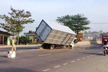 Xe chưa kịp lắp biển số đã gây tai nạn