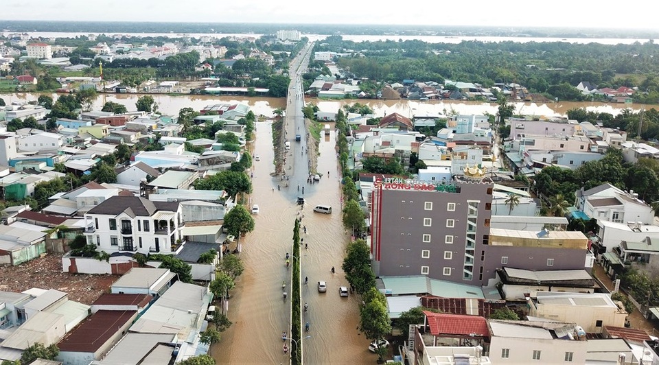 Đường phố Cần Thơ mênh mông như sông, dòng phương tiện bì bõm lội - 6 Đường phố Cần Thơ mênh mông như sông, dòng phương tiện bì bõm lội - 6