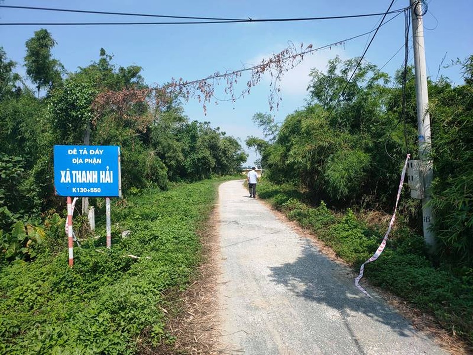 Sát mùa mưa lũ, đê tả sông Đáy xuất hiện nhiều vết nứt - 4 Sát mùa mưa lũ, đê tả sông Đáy xuất hiện nhiều vết nứt - 4