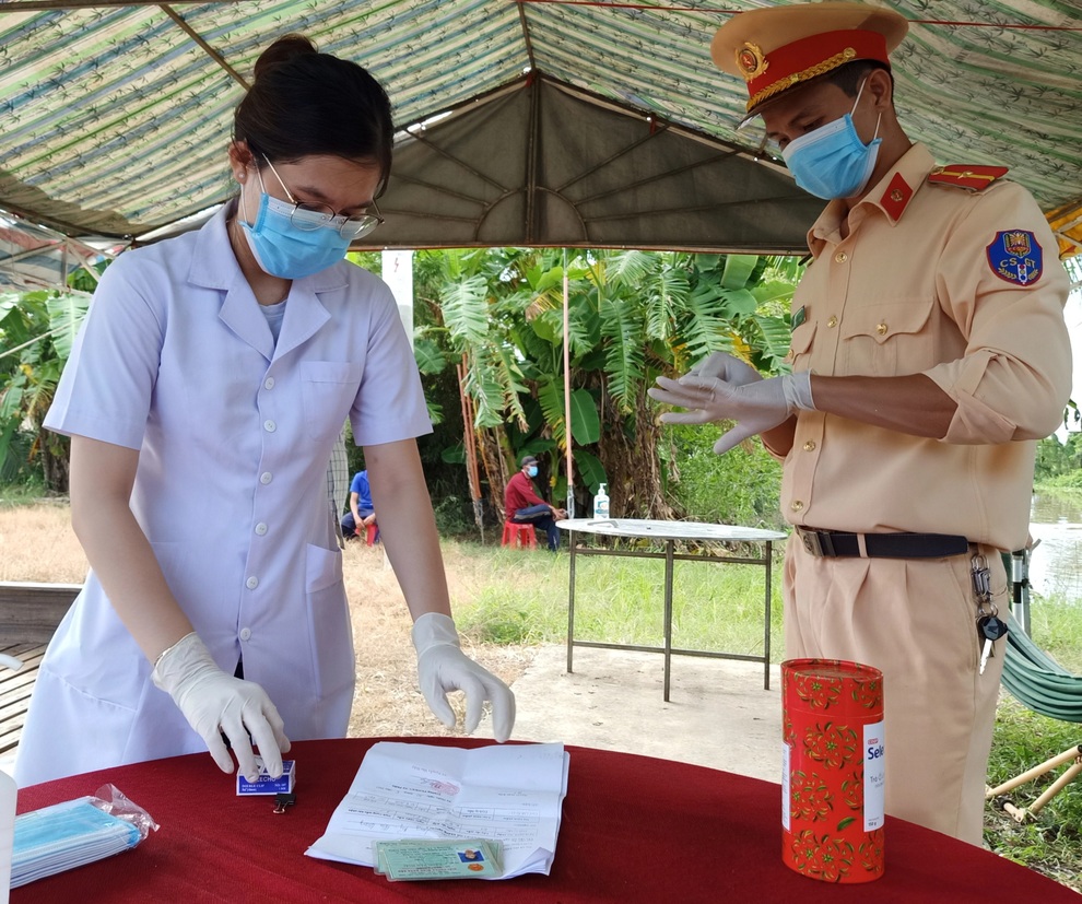 Nữ nhân viên y tế trẻ: Gác chuyện gia đình tận tâm tham gia chống dịch - 3 Nữ nhân viên y tế trẻ: Gác chuyện gia đình tận tâm tham gia chống dịch - 3