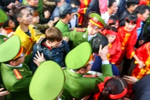 Lực lượng an ninh căng sức chống hỗn loạn cướp lộc tại hội Gióng