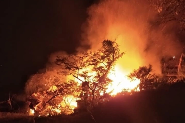 Nghi án bố đổ xăng đốt nhà khiến con trai tử vong