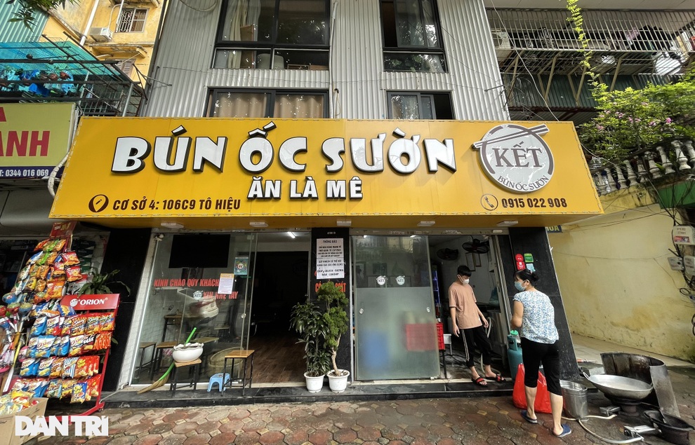 Hà Nội: Chủ hàng tất bật dọn quán trước giờ được mở cửa bán hàng trở lại - 11 Hà Nội: Chủ hàng tất bật dọn quán trước giờ được mở cửa bán hàng trở lại - 11