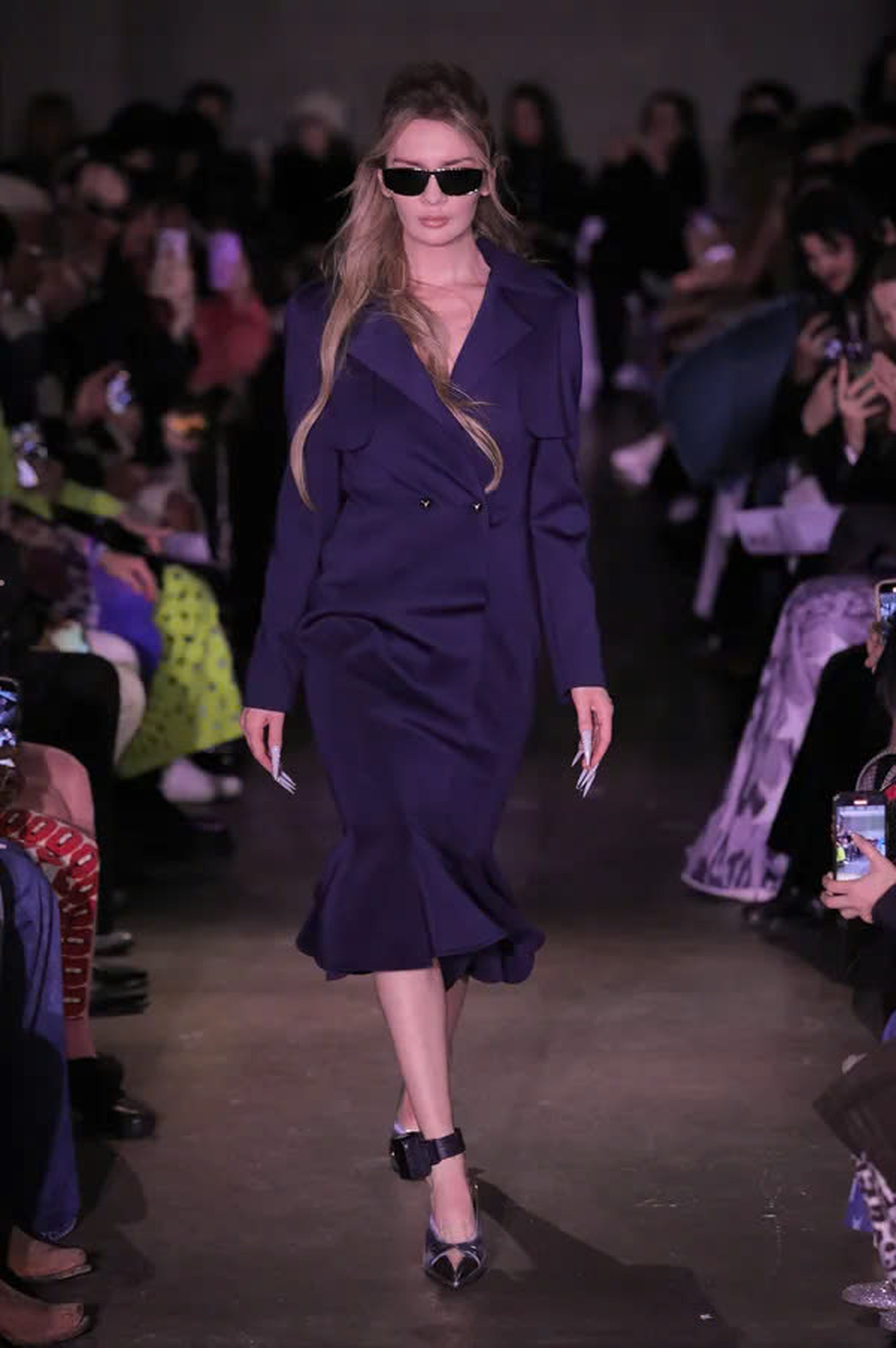 Khán giả hò reo khi thần lừa đảo Anna bất ngờ xuất hiện trên sàn catwalk - 5 Khán giả hò reo khi thần lừa đảo Anna bất ngờ xuất hiện trên sàn catwalk - 5