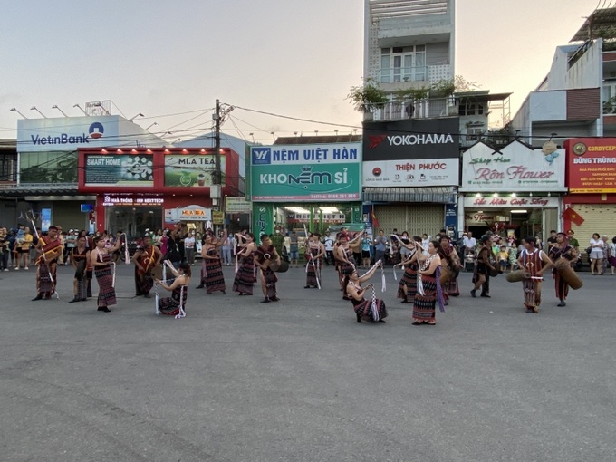 Múa dân vũ của Đoàn nghệ thuật truyền thống đồng bào dân tộc Cơ Tu đến từ huyện Nam Đông, tỉnh Thừa Thiên Huế.