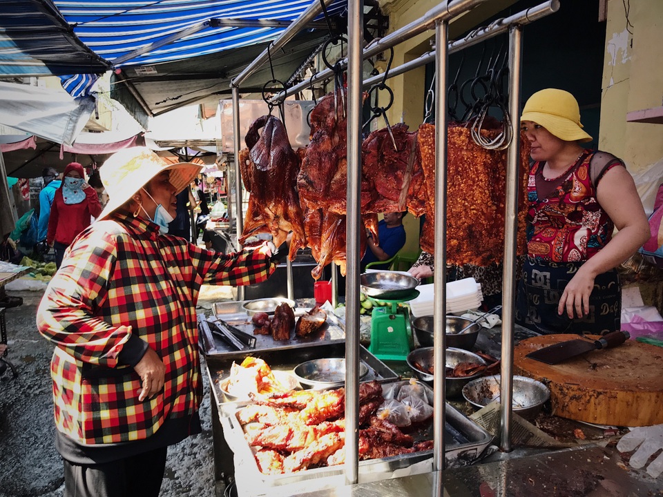 Tiểu thương than trời vì ế vàng mã, heo, vịt trong ngày Rằm tháng 7 - 6 Tiểu thương than trời vì ế vàng mã, heo, vịt trong ngày Rằm tháng 7 - 6