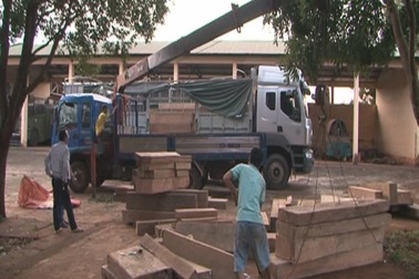 Bắt giữ xe tải dùng giấy tờ giả để vận chuyển gỗ lậu