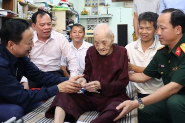 Phó Thủ tướng Trần Hồng Hà thăm, tặng quà người có công tại Đồng Nai