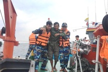 Hơn 20 giờ vượt sóng to gió lớn, cứu 7 thuyền viên gặp nạn trên biển