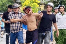 Khống chế người đàn ông cầm dao chạy trên đường ở TPHCM