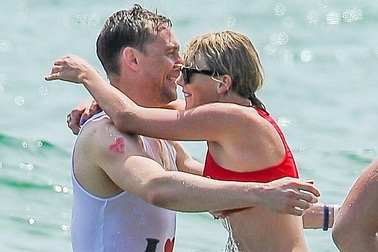 Tom Hiddleston lãnh đạm sau khi chia tay Taylor Swift