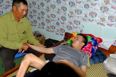 Xót cảnh cha già chăm con liệt giường ở tận cùng của sự khốn khó