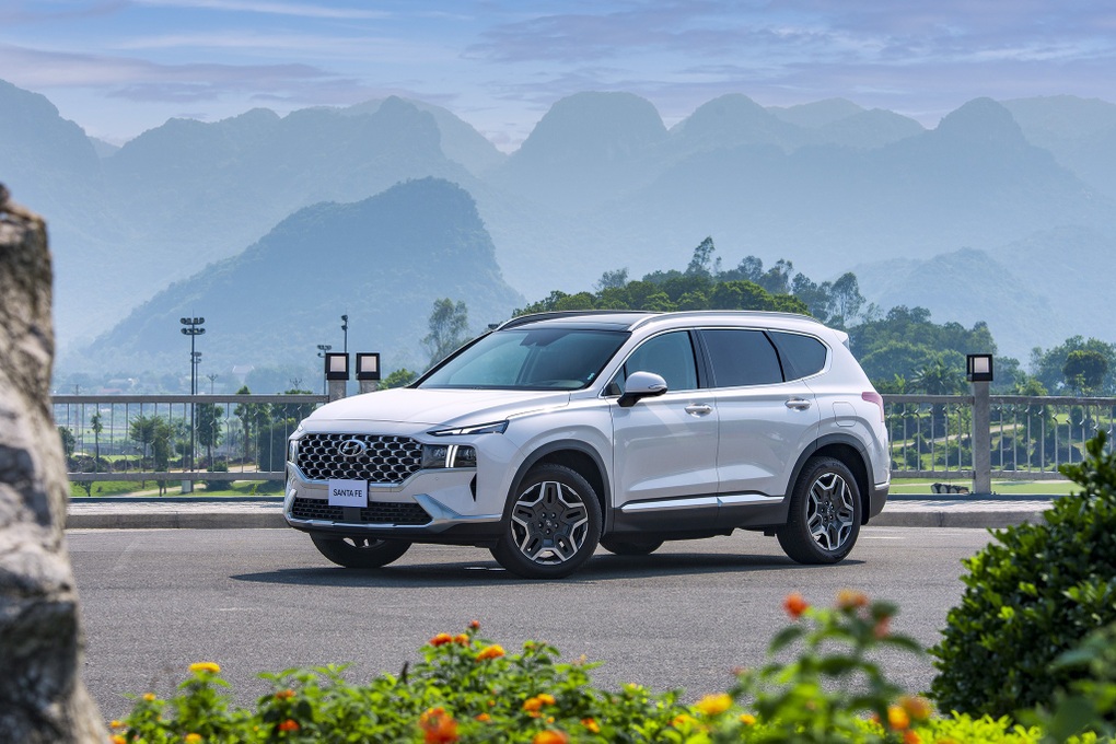 Hyundai Santa Fe Hybrid giá 1,450 tỷ đồng, ăn hơn 5 lít xăng cho 100km - 1 Hyundai Santa Fe Hybrid giá 1,450 tỷ đồng, ăn hơn 5 lít xăng cho 100km - 1