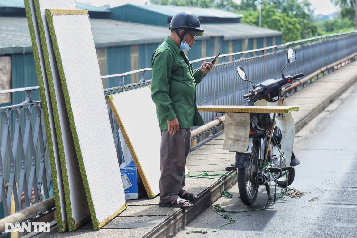 Hà Nội: Cấm người đi bộ trên cầu Long Biên vì các tấm đan xuống cấp? - 8 Hà Nội: Cấm người đi bộ trên cầu Long Biên vì các tấm đan xuống cấp? - 8