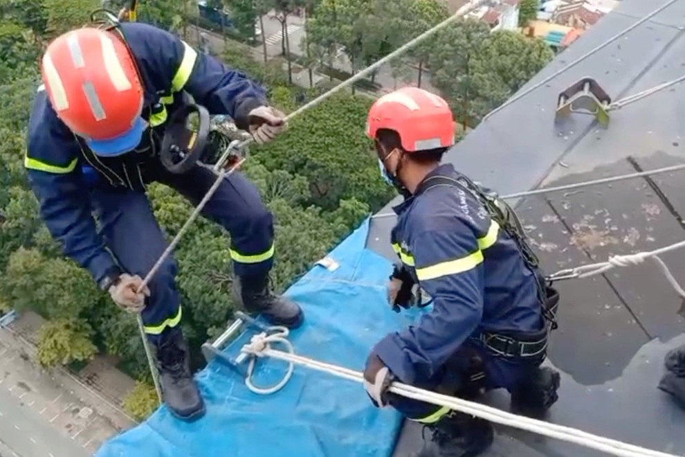 Cảnh sát đu dây giải cứu hộp đèn nặng hơn 200 kg chơi vơi ở tầng 21 - 2 Cảnh sát đu dây giải cứu hộp đèn nặng hơn 200 kg chơi vơi ở tầng 21 - 2