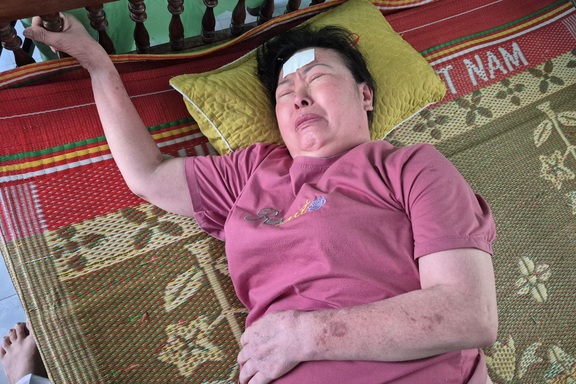 Người phụ nữ đơn thân bị bệnh tật hành hạ, không có tiền đến viện