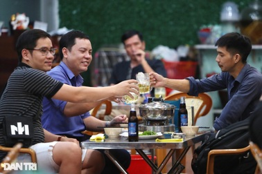 Một quận tại TPHCM đóng cửa quán rượu bia vì "đổi màu cam"