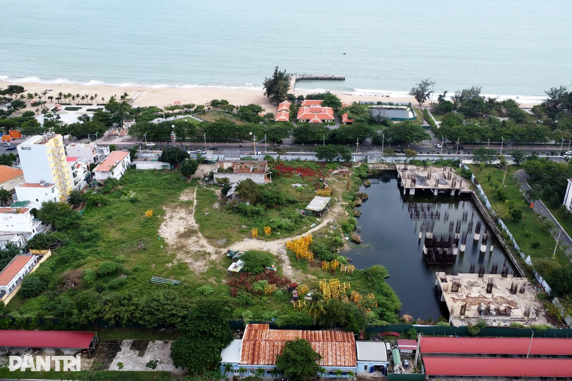 Cảnh hoang tàn ở khu đất vàng 20.000m2 khiến cựu lãnh đạo Khánh Hòa hầu tòa - 1 Cảnh hoang tàn ở khu đất vàng 20.000m2 khiến cựu lãnh đạo Khánh Hòa hầu tòa - 1