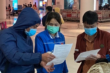 Đoàn viên trực chốt, hướng dẫn khai báo y tế tại sân bay... xuyên Tết