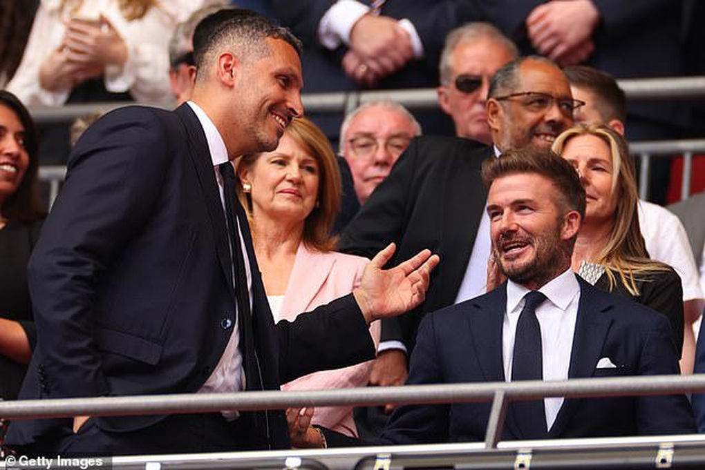 Biểu cảm chán chường của Sir Alex và Beckham khi Man Utd thua Man City - 3 Biểu cảm chán chường của Sir Alex và Beckham khi Man Utd thua Man City - 3
