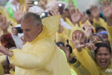 Giáo hoàng Francis mặc áo mưa gặp giáo dân Philippines