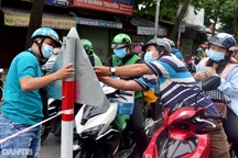 TPHCM: Lúng túng trong ngày đầu khai báo đi đường qua camera quét mã QR