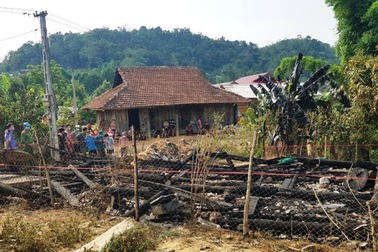 Ngôi nhà gỗ cháy rụi thành tro, cháu bé 7 tuổi tử vong thương tâm
