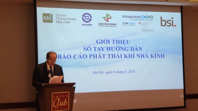 Ông Phạm Hồng Sơn, Phó Chủ tịch UBCKNN phát biểu tại buổi ra mắt Sổ tay.