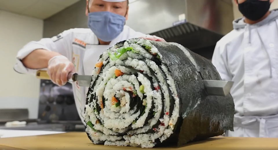 Cuộn sushi khủng nặng 45kg dành tặng các y bác sĩ tuyến đầu chống dịch - 3