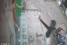 Người phụ nữ bị 2 thanh niên trộm xe máy xịt hơi cay vào mặt