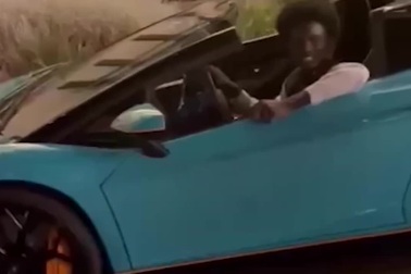 Hai siêu xe Lamborghini Aventador bị nhân viên đỗ xe "tiêu diệt"