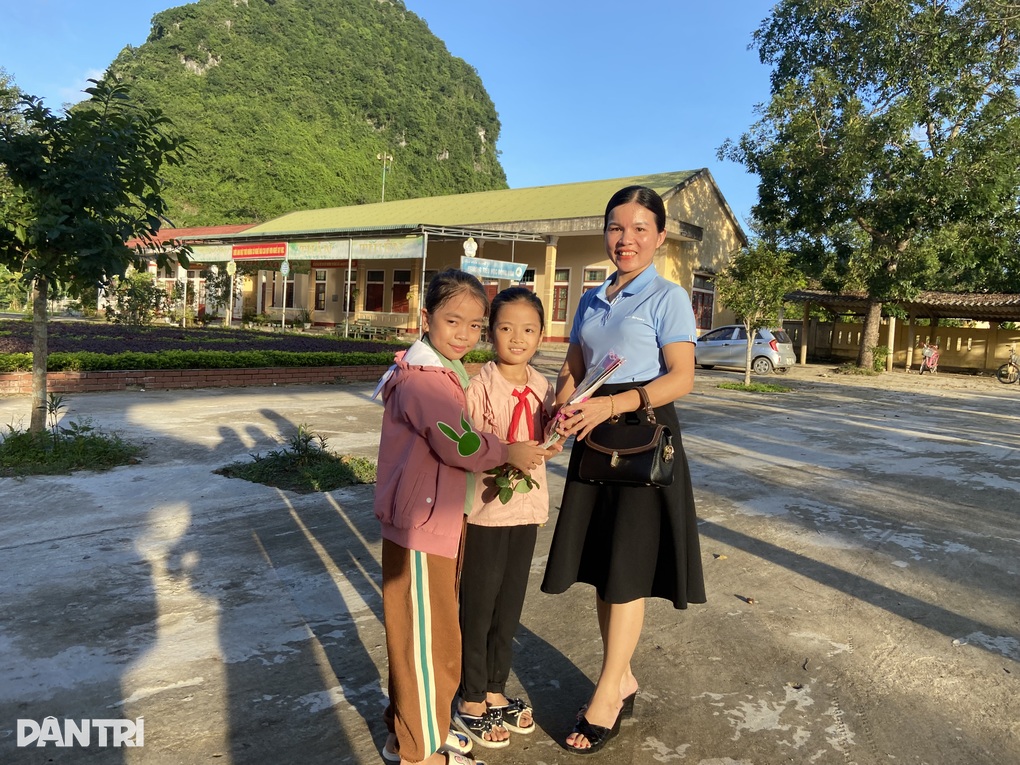 Vợ chồng thương binh nhặt khoai, mót sắn nuôi 8 con thành nhà giáo - 4 Vợ chồng thương binh nhặt khoai, mót sắn nuôi 8 con thành nhà giáo - 4